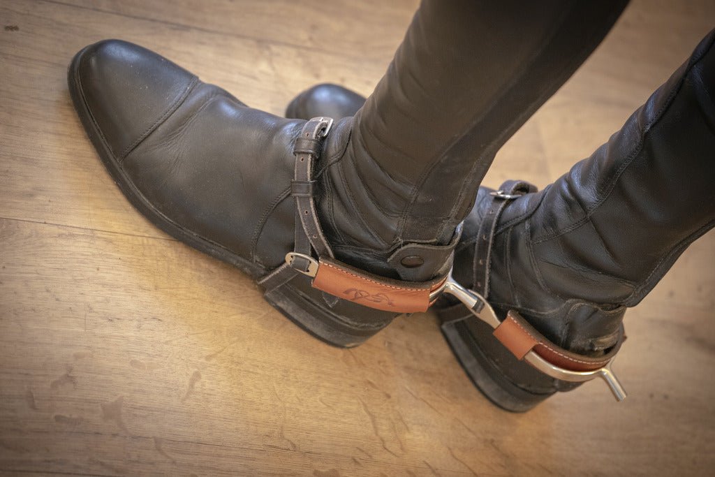 HENRY equestrian - Penelope Store - Δερμάτινη προστασία για τα σπιρούνια - καφέ
